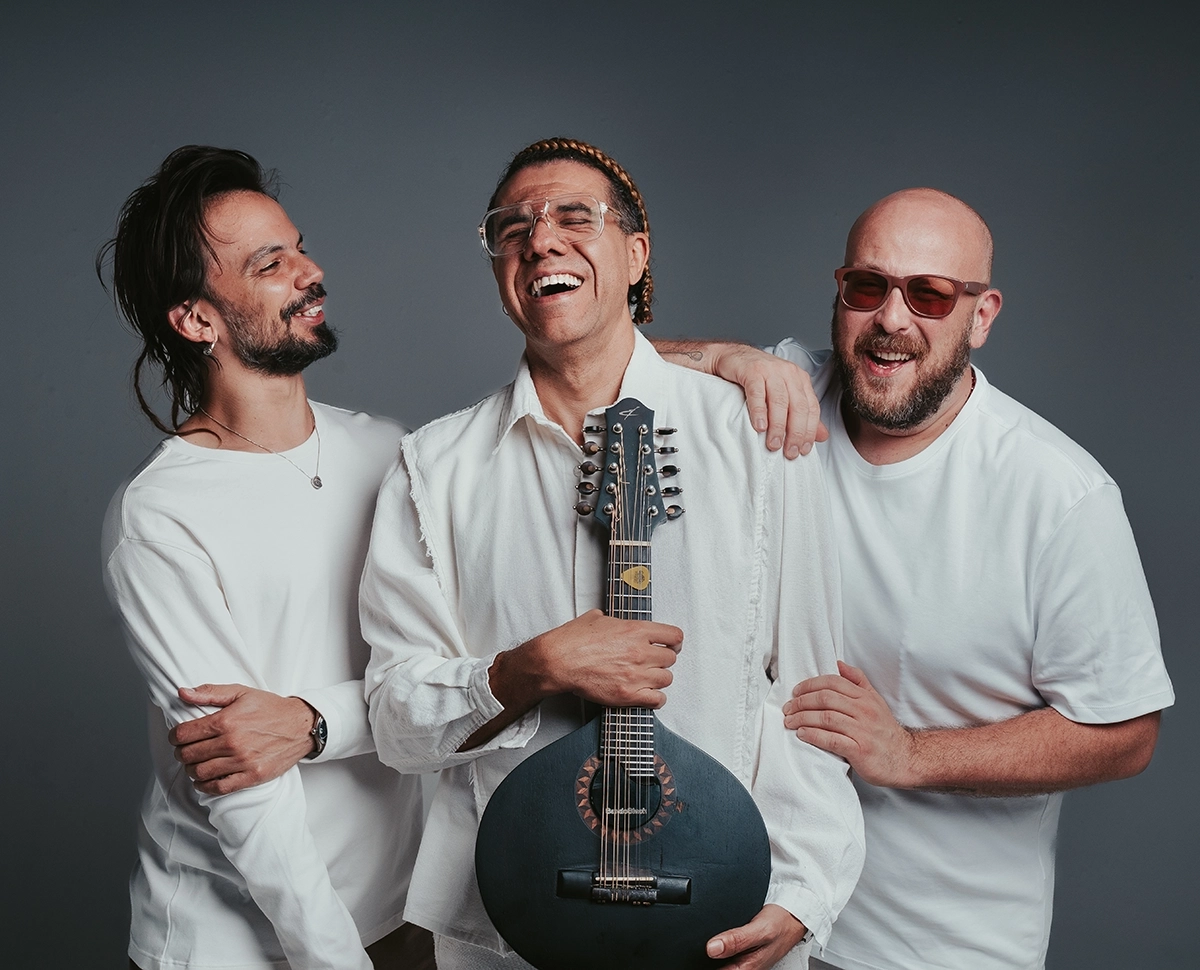 Instrumentos musicais no palco vazio aguardando o início do show