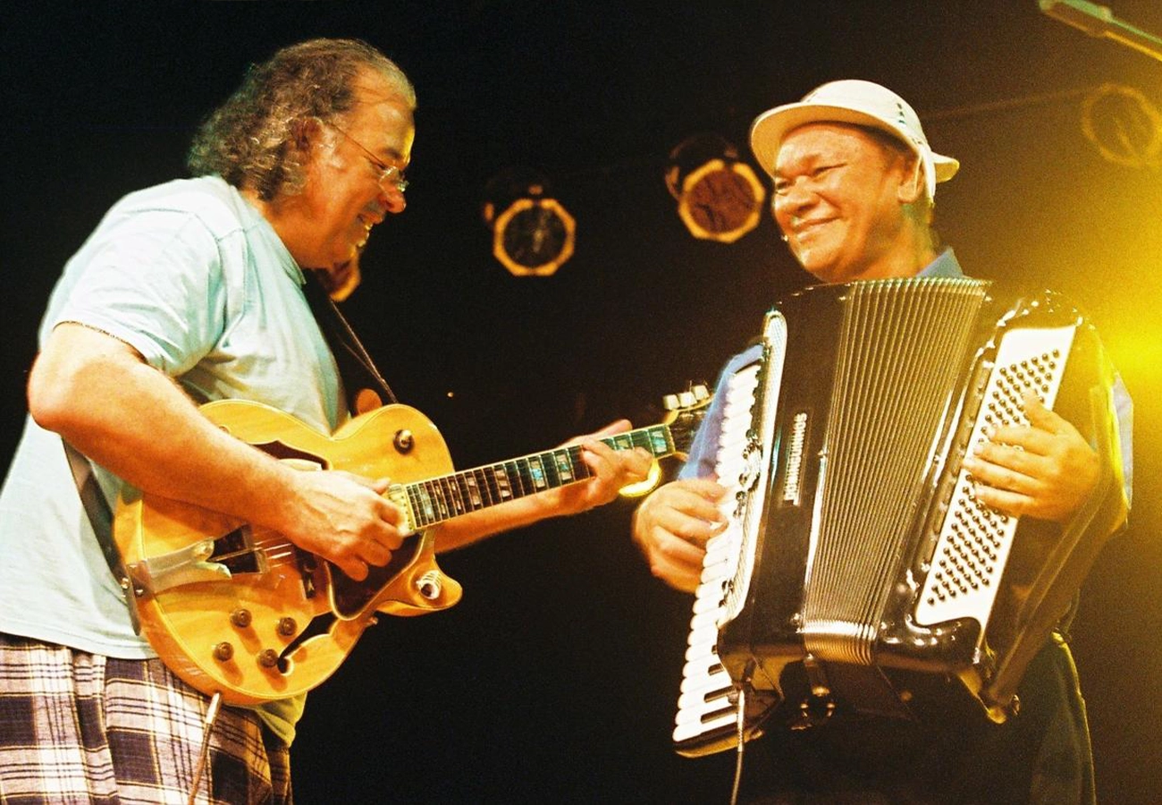 Músico da Mostra Instrumental Brasileira tocando com muita energia ao vivo